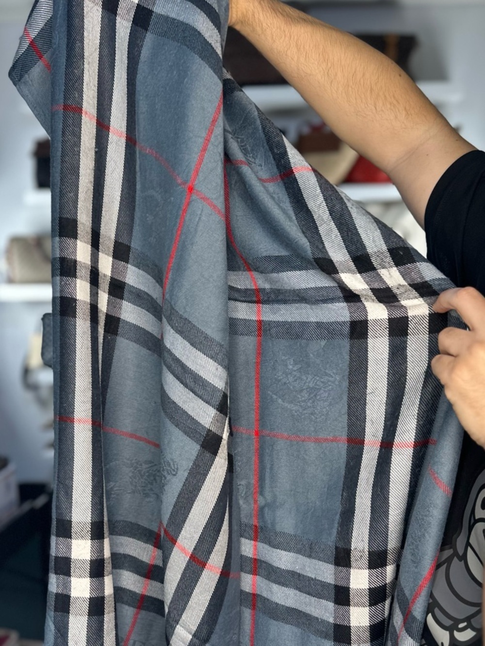 BURBERRY NAVY SCARF